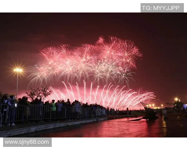 意大利足球明星共赏烟花绚烂夜空展现激情与梦想